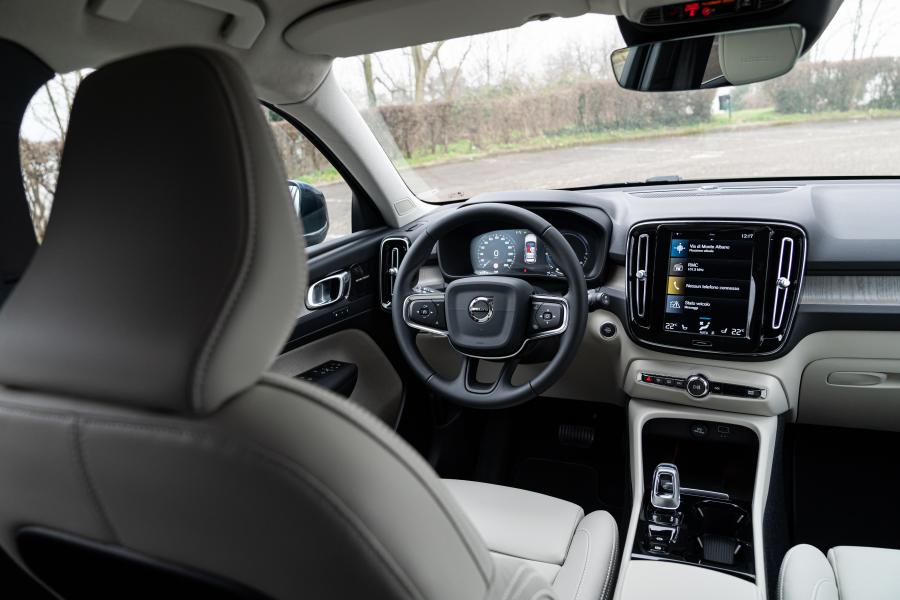Интерьер Volvo XC40 T5 Plug-in Hybrid Inscription 2020 года  (WW) (фото 29 из 44)